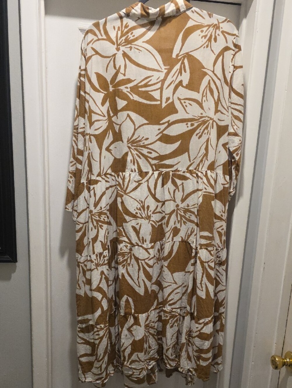 Mlle Gabrielle White & Tan Floral Button-Front Midi Dress - Picture 5 of 6